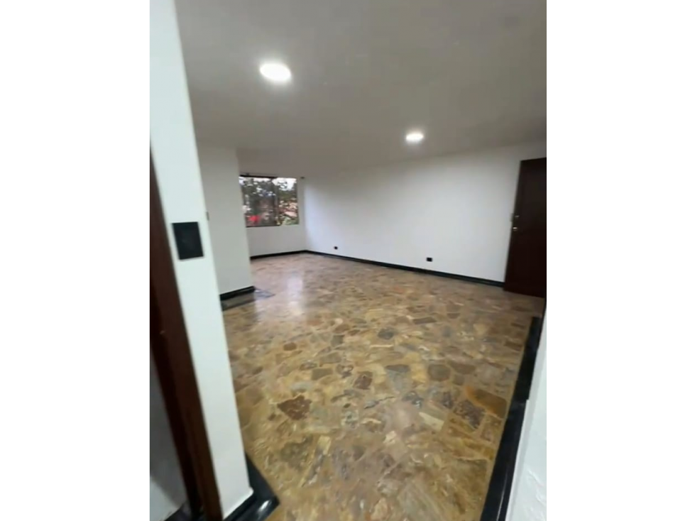 AMPLIO APARTAMENTO PARQUEADERO CUBIERTO EXCELENTE UBICACIÓN AV SUR — foto 2