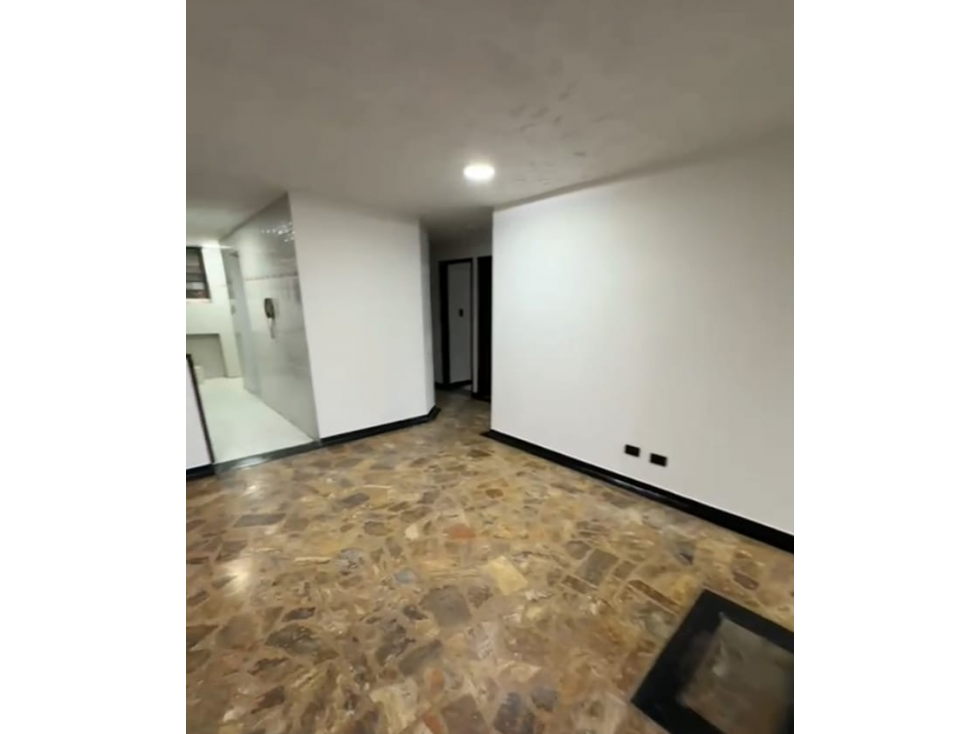 AMPLIO APARTAMENTO PARQUEADERO CUBIERTO EXCELENTE UBICACIÓN AV SUR — foto 3