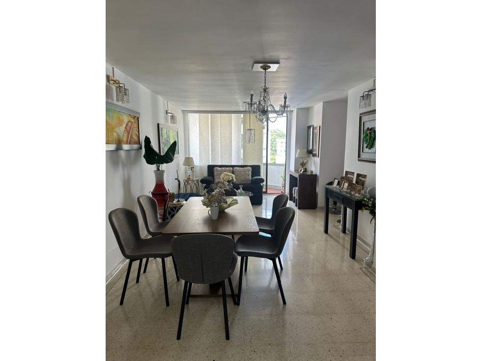 VENDO AMPLIO APARTAMENTO EN PINARES CON PARQUEDERO CUBIERTO