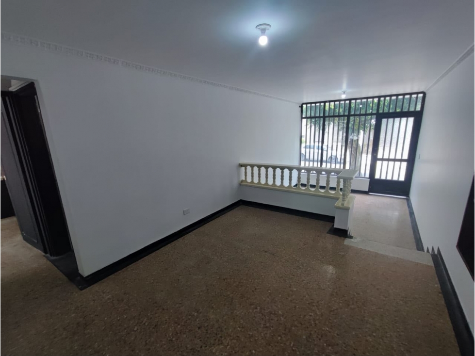 VENDO AMPLIA CASA EN LA AVENIDA 30 DE AGOSTO — foto 3