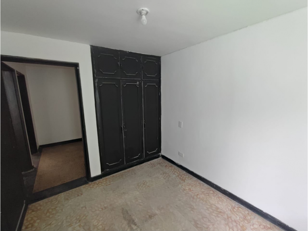 VENDO AMPLIA CASA EN LA AVENIDA 30 DE AGOSTO — foto 4