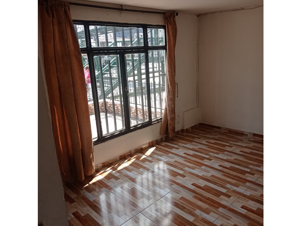 VENDO AMPLIA CASA EN CUBA SOBRE AV PRINCIPAL - 1