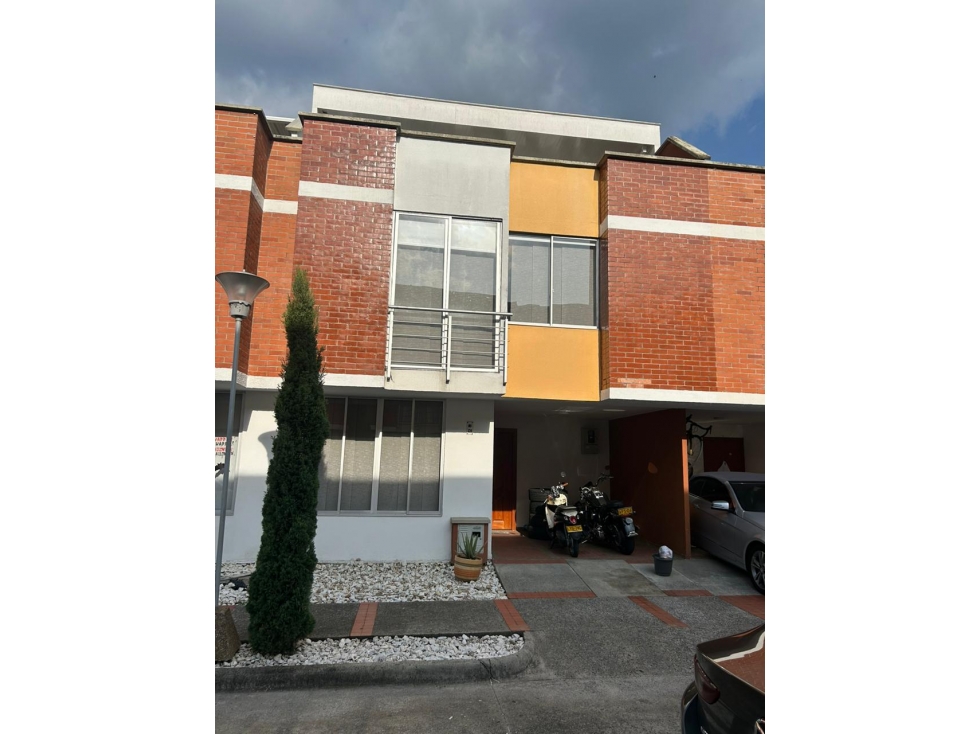 Vendo hermosa casa medianera remodelada en santa Juana de las villas