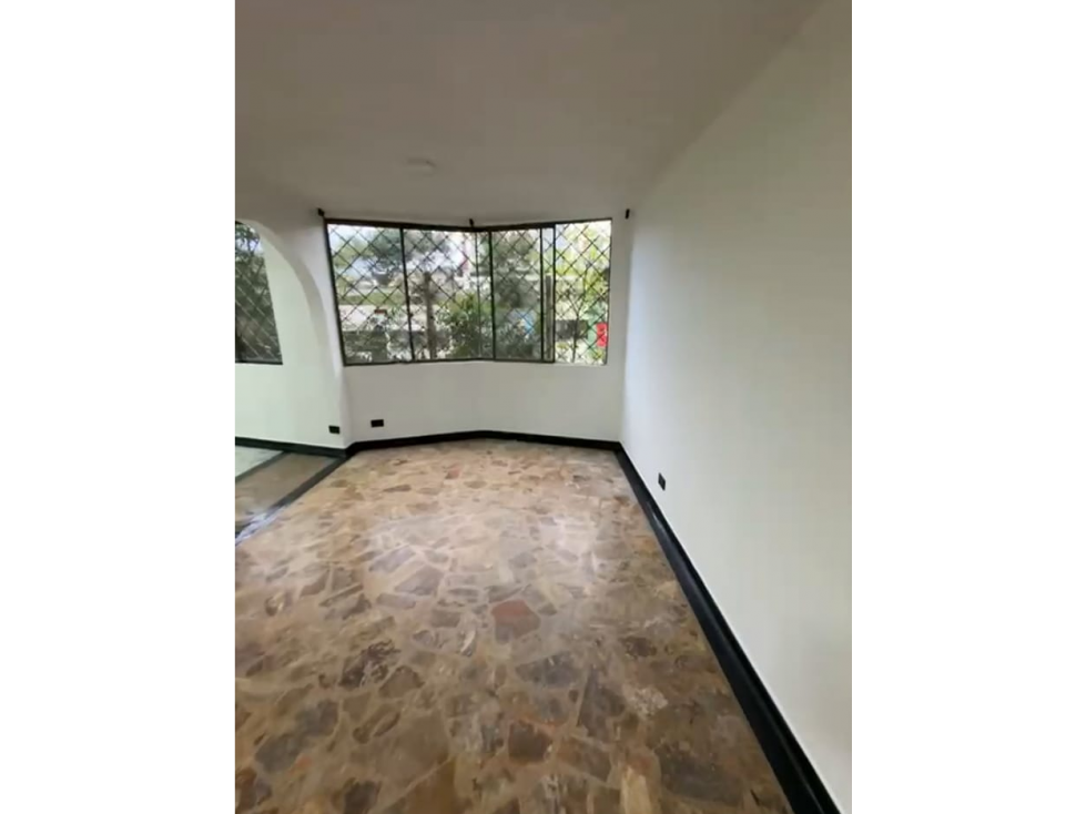 AMPLIO APARTAMENTO PARQUEADERO CUBIERTO EXCELENTE UBICACIÓN AV SUR — foto 4
