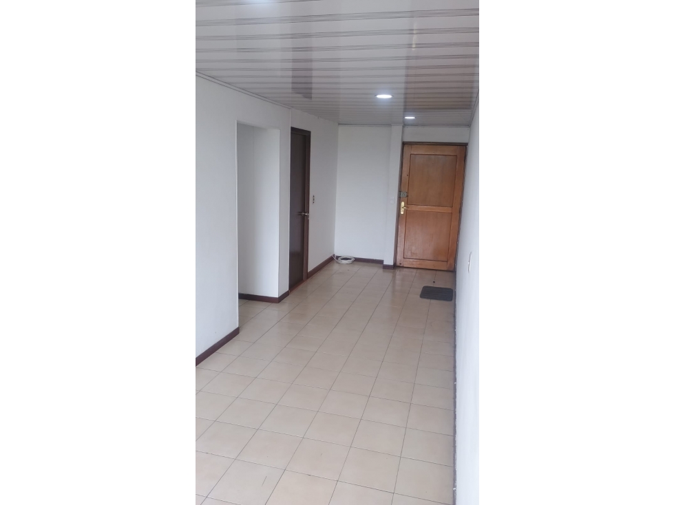 APARTAMENTO CERCA AL AREOPUERTO CON PARQUEADERO CUBIERTO — foto 2