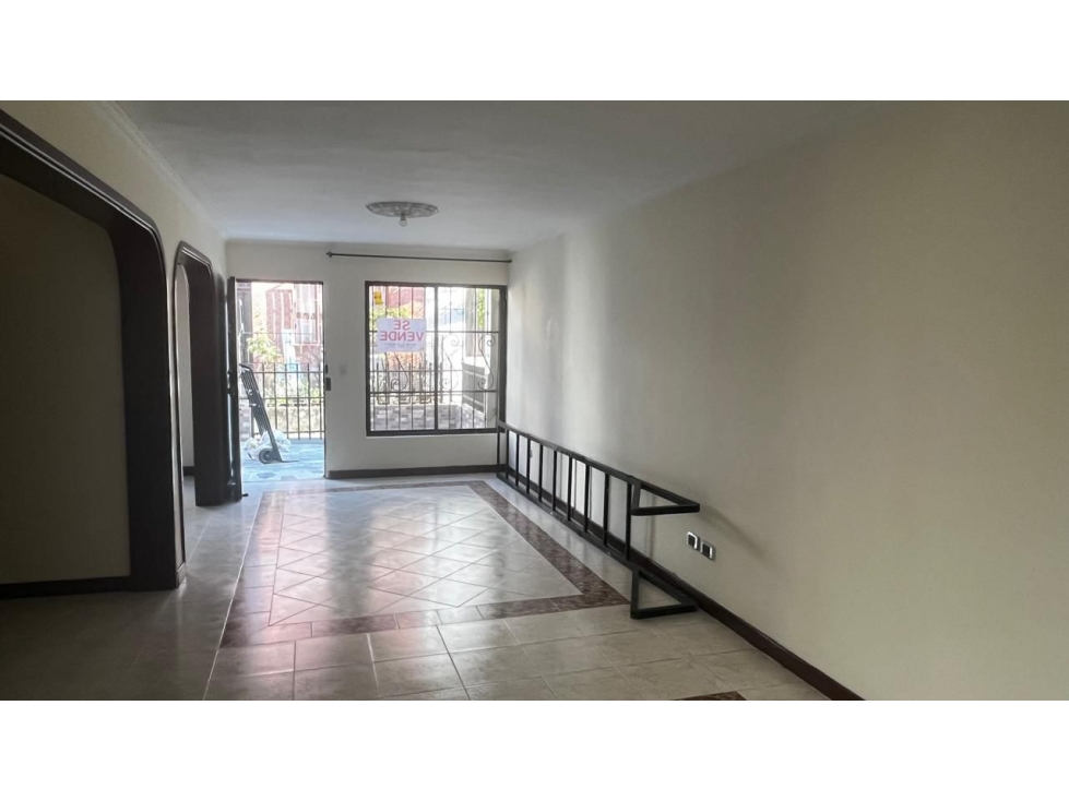 VENDO AMPLIA CASA EN EL BARRIO EL JARDIN — foto 2