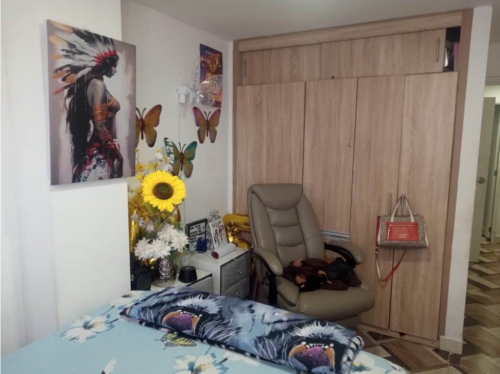 VENDO AMPLIO APARTAMENTO CON PARQUEADERO CUBIERTO - 5