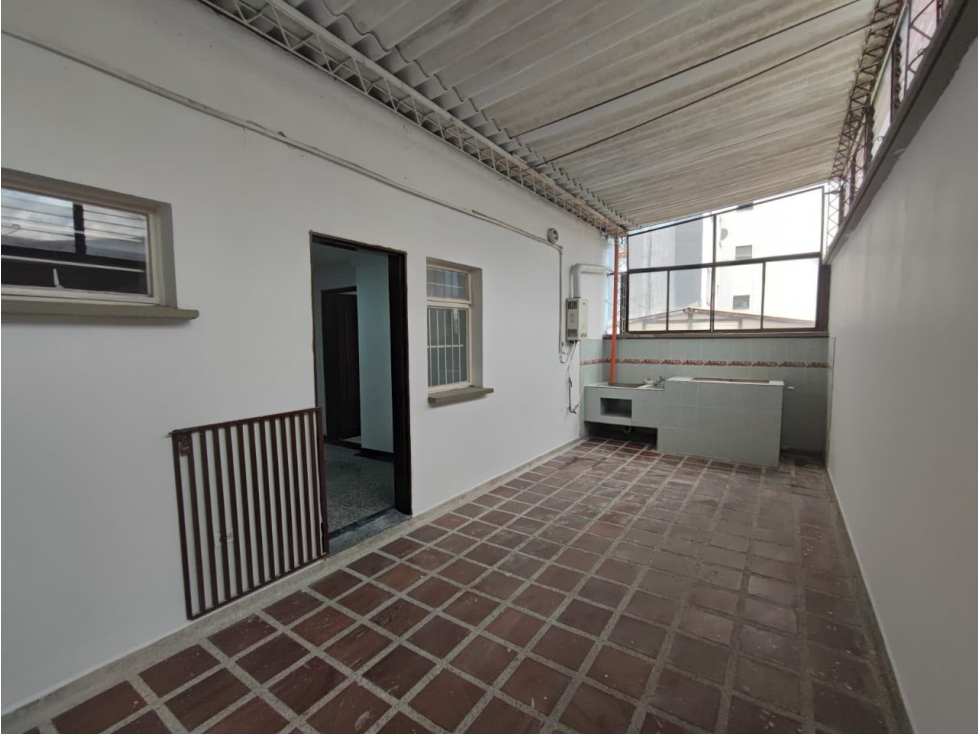 VENDO AMPLIA CASA EN LA AVENIDA 30 DE AGOSTO — foto 6