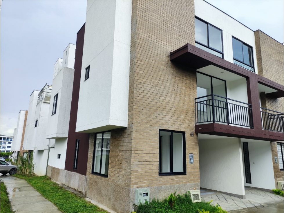 VENDO HERMOSA CASA ESQUINERA EN CONJUNTO CERRADO EN DOSQUEBRADAS 