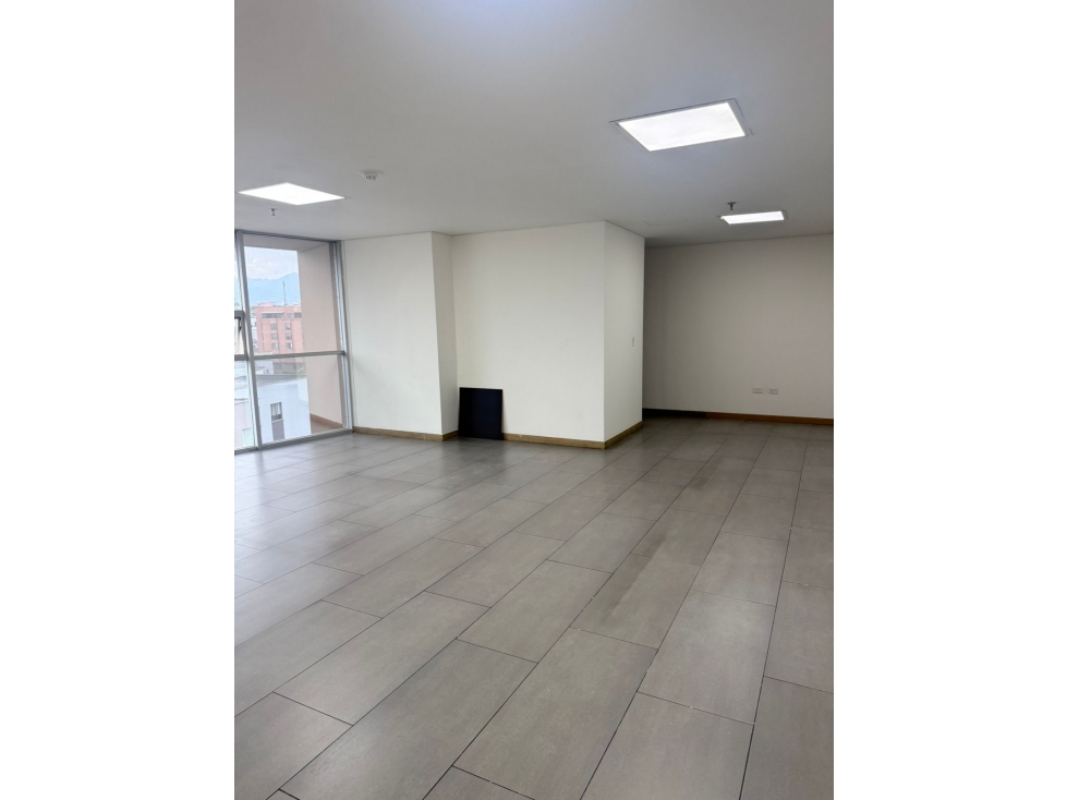 ARRIENDO HERMOSAS OFICINAS EN ALPES CON PARQUEADERO CUBIERTO — foto 2