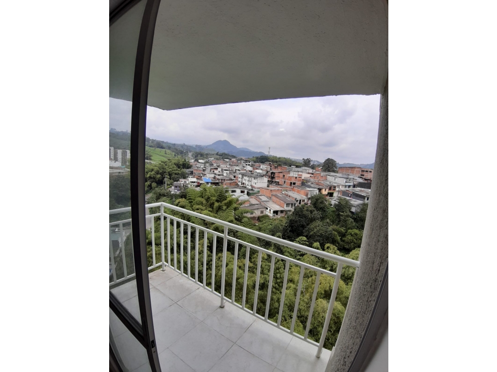 Apartamento nuevo con balcón, parqueadero cubierto y cuarto útil