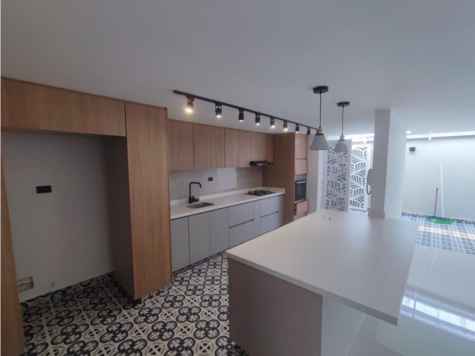 VENDO HERMOSA CASA RECIEN REMODELADA EN LA CIRCUNVALAR PEREIRA