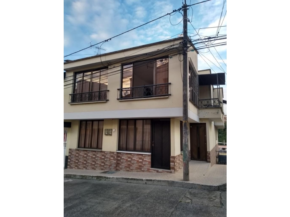 Vendo amplia casa con 3 pisos independientes