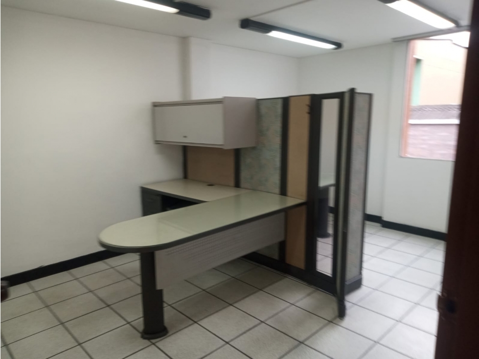 VENDO APARTAMENTO CON PARQUEADERO Y TRES OFICINAS EN EL CENTRO — foto 4