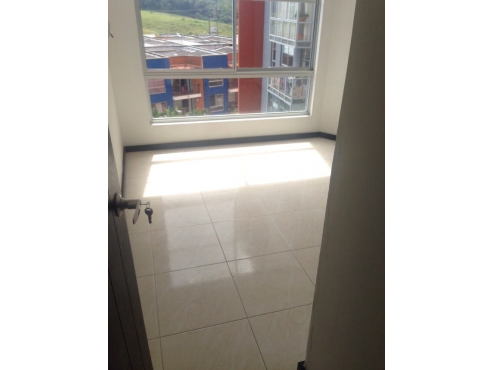 VENDO APARTAMENTO CON PARQUEADERO CUBIERTO — foto 4