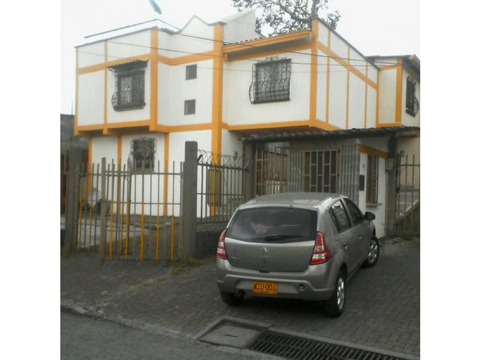 VENDO CASA EN SECTOR MUY TRANQUILO DE LA CIUDAD