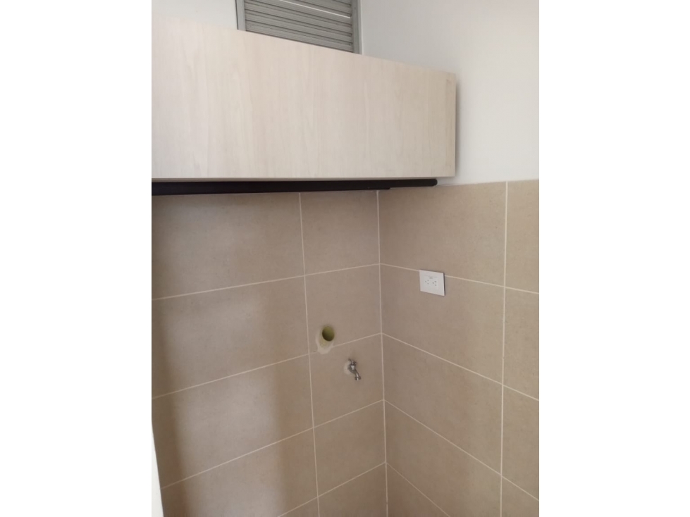 HERMOSO APARTAMENTO CON CUARTO UTIL Y PARQUEADERO CUBIERTO — foto 5
