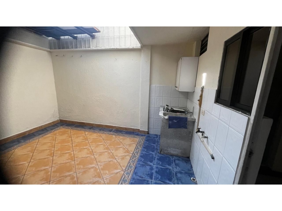 VENDO AMPLIA CASA EN EL BARRIO EL JARDIN — foto 6