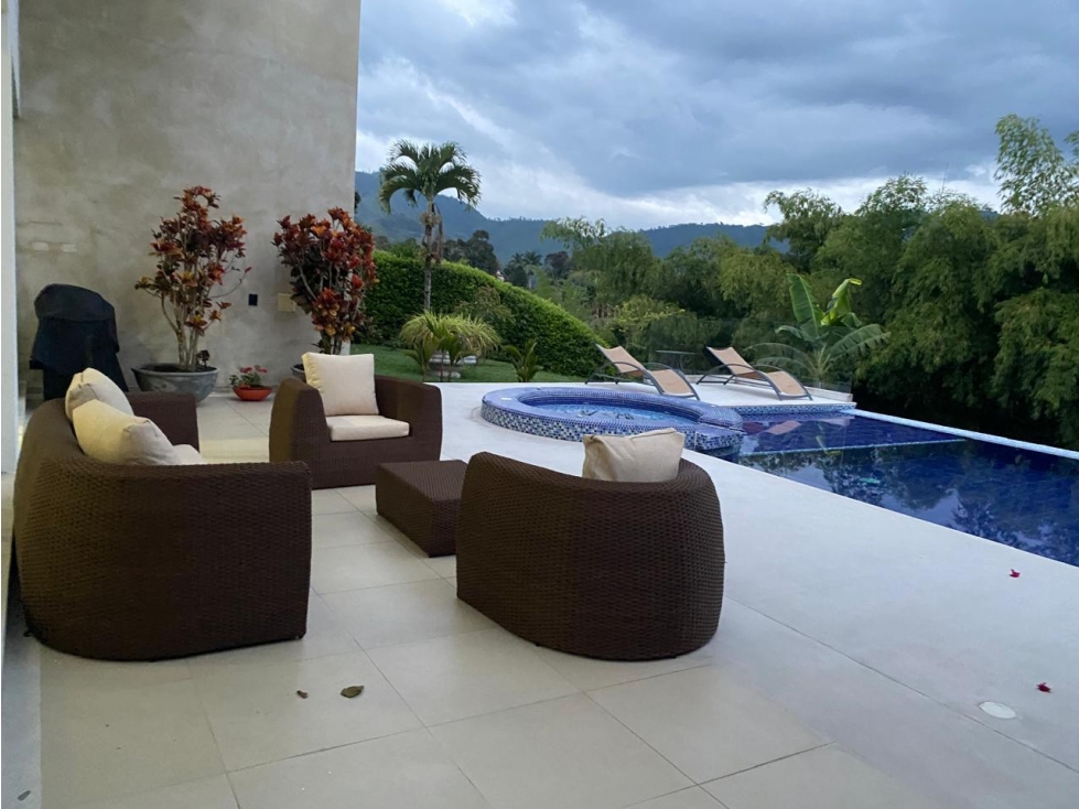 ARRIENDO LINDA CASA CON PISCINA Y JACUZZI EN COMBIA