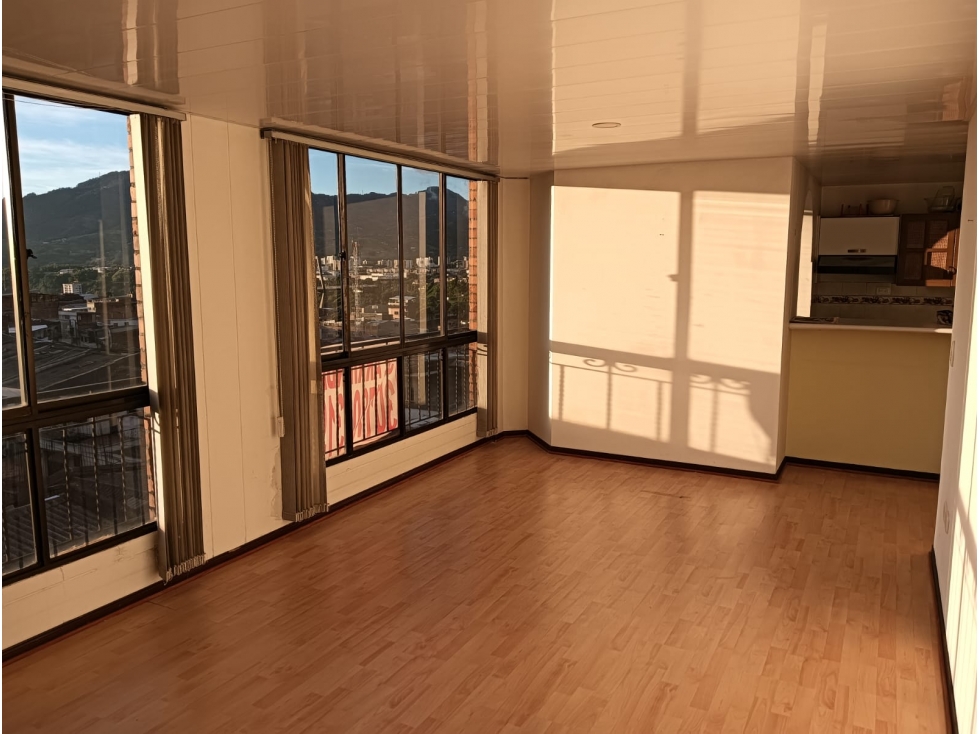 ARRIENDO AMPLIO APARTAMENTO DOBLE PARQUEADERO CUBIERTO - 1