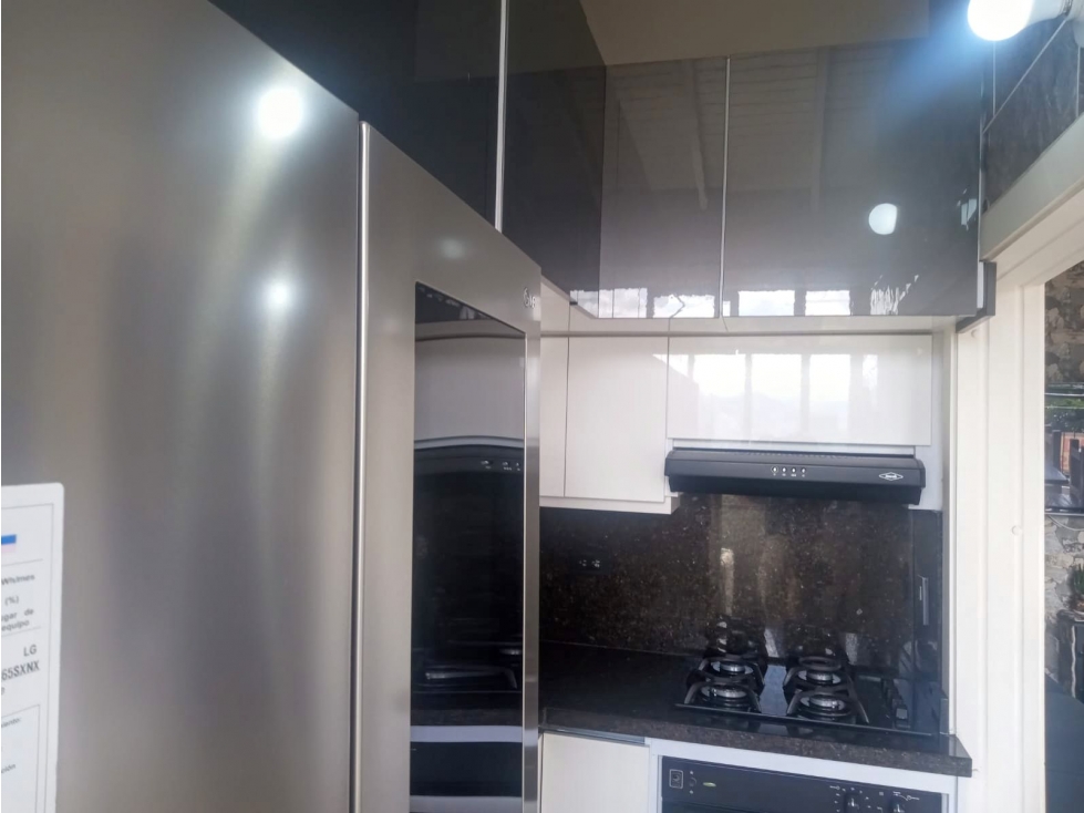 ARRIENDO APARTAMENTO AMOBLADO PARQUEADERO CUBIERTO AV 30 DE AGOSTO — foto 2