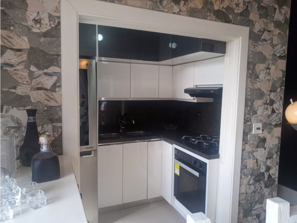 ARRIENDO APARTAMENTO AMOBLADO PARQUEADERO CUBIERTO AV 30 DE AGOSTO
