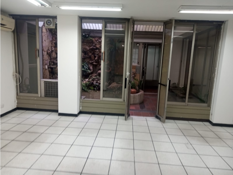VENDO APARTAMENTO CON PARQUEADERO Y TRES OFICINAS EN EL CENTRO