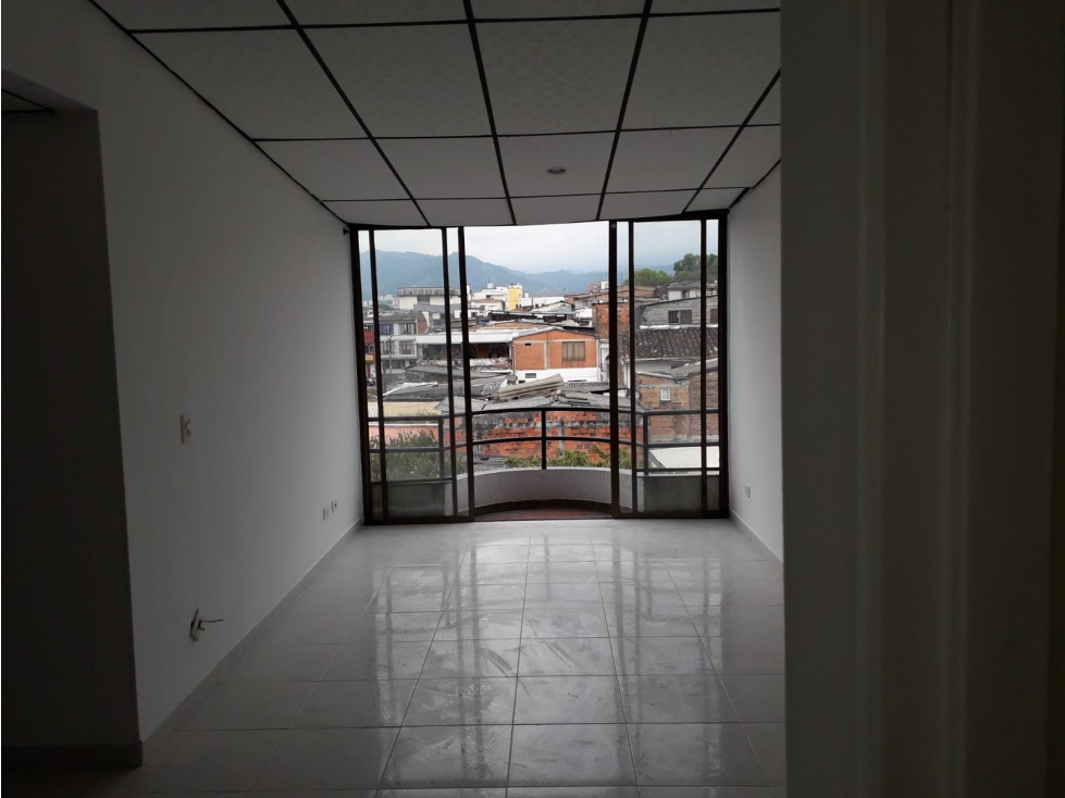 VENDO APARTAMENTO CON PARQUEADERO CUBIERTO CERCA AL CENTRO