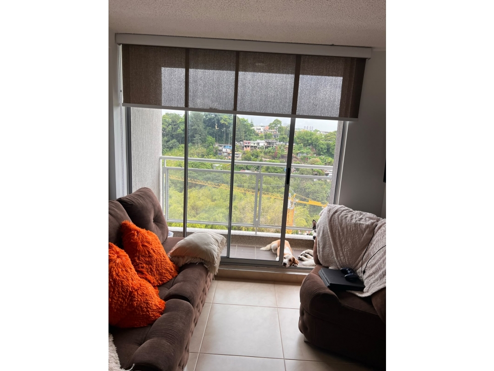 VENDO APARTAMENTO CON PARQUEADERO CUBIERTO EXCELENTE UBICACIÓN — foto 2