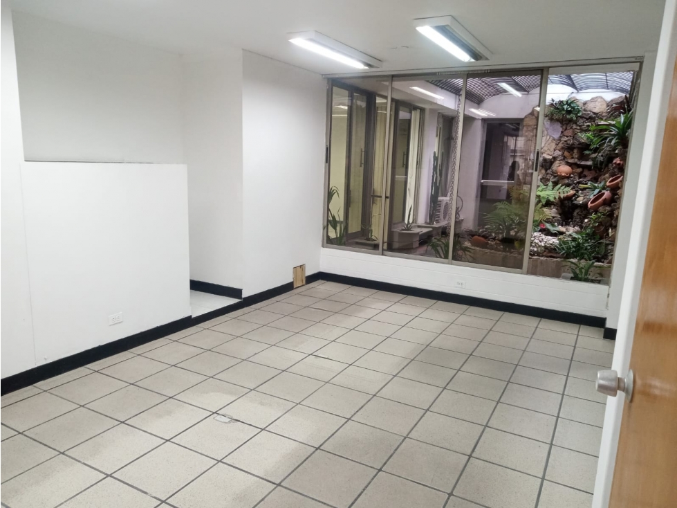 VENDO APARTAMENTO CON PARQUEADERO Y TRES OFICINAS EN EL CENTRO — foto 2