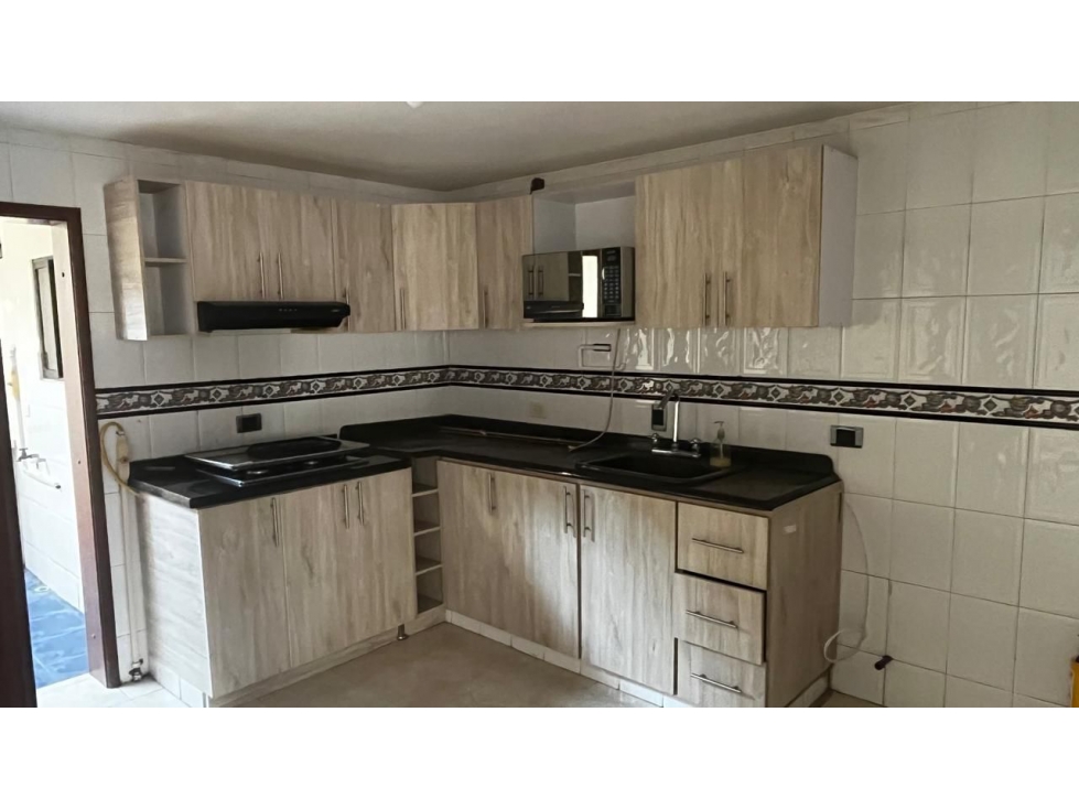 VENDO AMPLIA CASA EN EL BARRIO EL JARDIN — foto 3