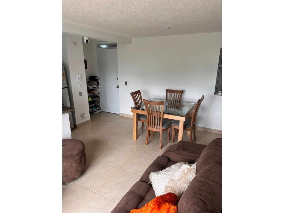 VENDO APARTAMENTO CON PARQUEADERO CUBIERTO EXCELENTE UBICACIÓN — foto 3