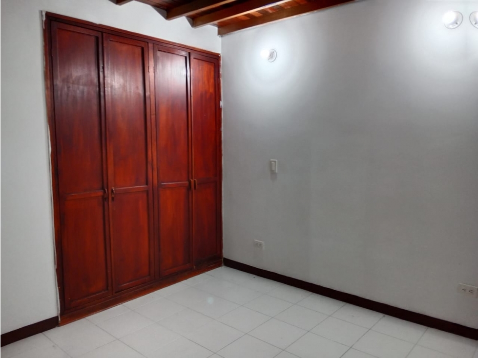 OPORTUNIDAD VENDO AMPLIO APARTAMENTO EN ALAMOS PISO 5 SIN ASCENSOR — foto 2