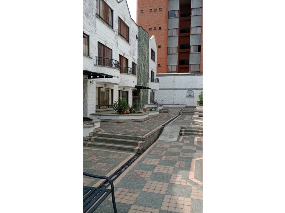 SE VENDE CASA ESQUINERA MUY AMPLIA SECTOR EXCLUSIVO EN PINARES — foto 2