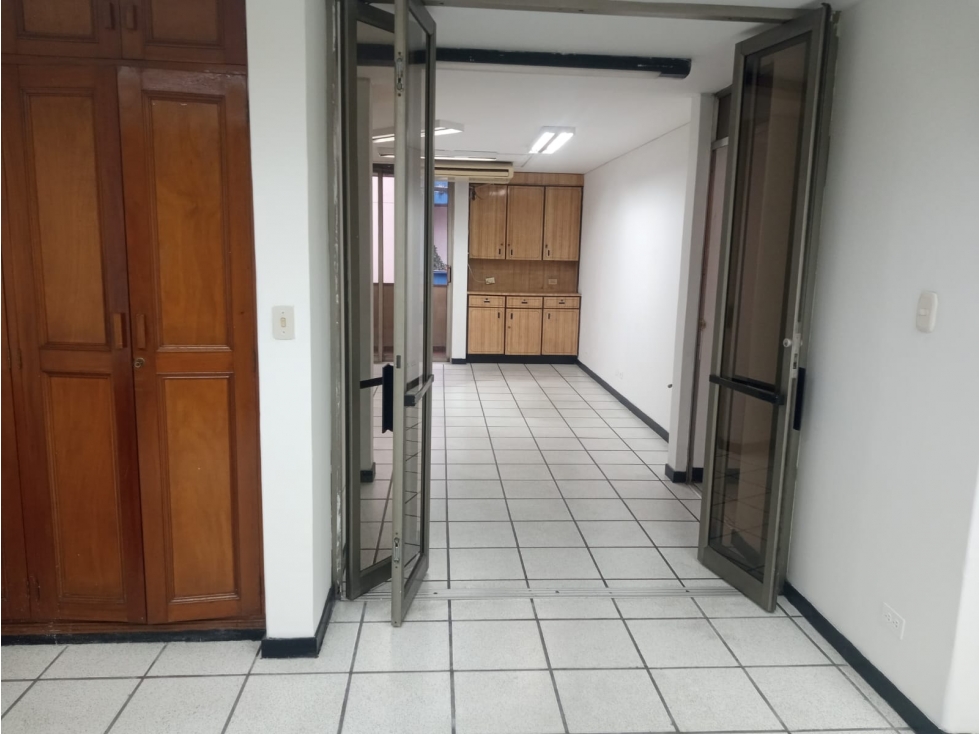 VENDO APARTAMENTO CON PARQUEADERO Y TRES OFICINAS EN EL CENTRO — foto 3