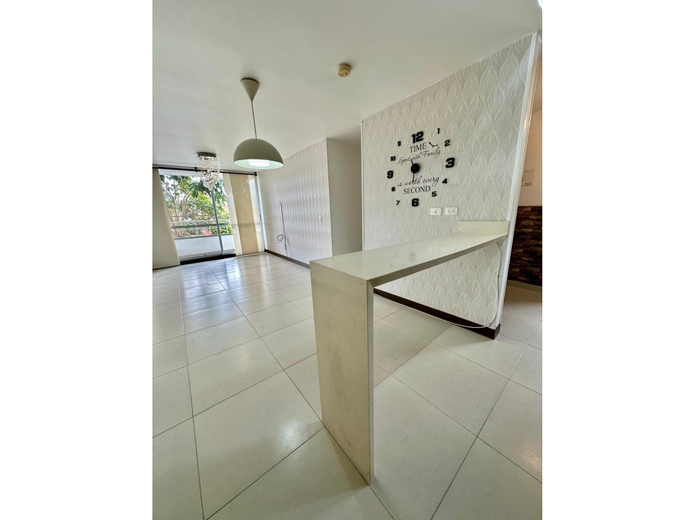 APARTAMENTO CON BALCON PARQUEADERO CUBIERTO Y CUARTO UTIL