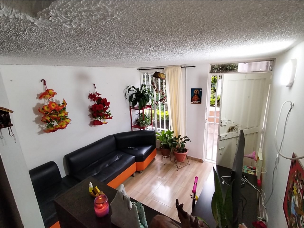 VENDO CASA DE TRES PISOS EN CONJUNTO CERRADO - 1