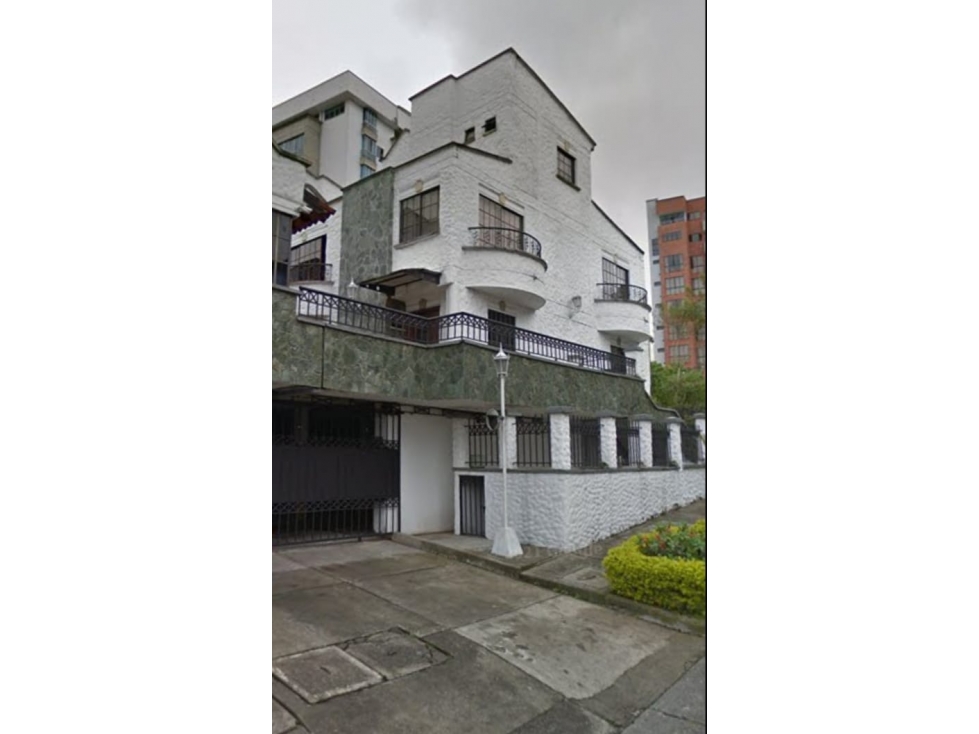 SE VENDE CASA ESQUINERA MUY AMPLIA SECTOR EXCLUSIVO EN PINARES