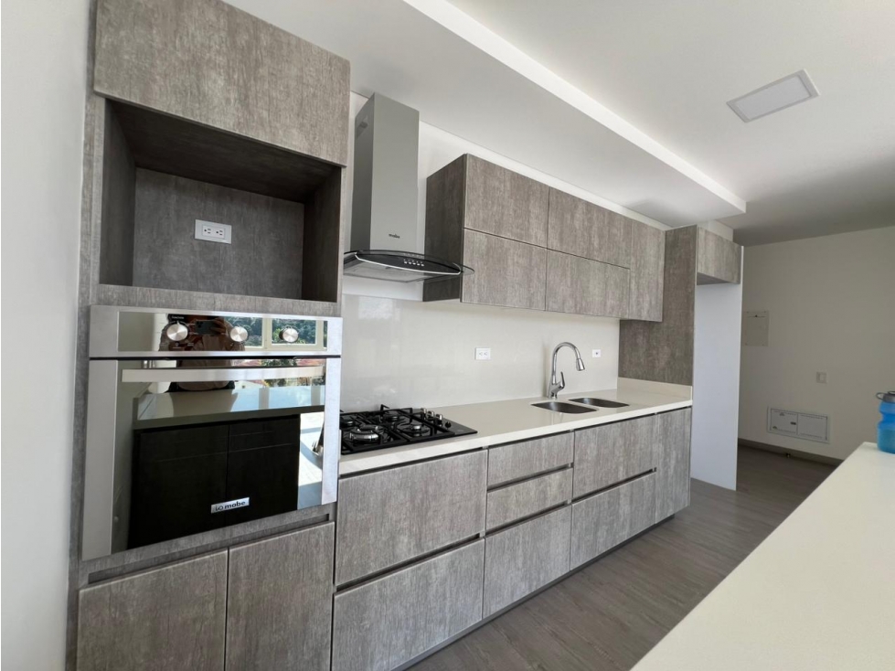 VENDO AMPLIO Y HERMOSO APARTAMENTO CON DEPOSITO Y PARQUEADERO CUBIERTO