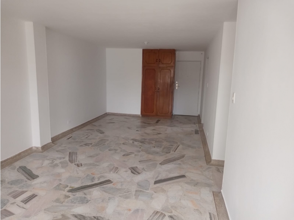 APARTAMENTO EN EL CENTRO DE PEREIRA CON PARQUEADERO CUBIERTO