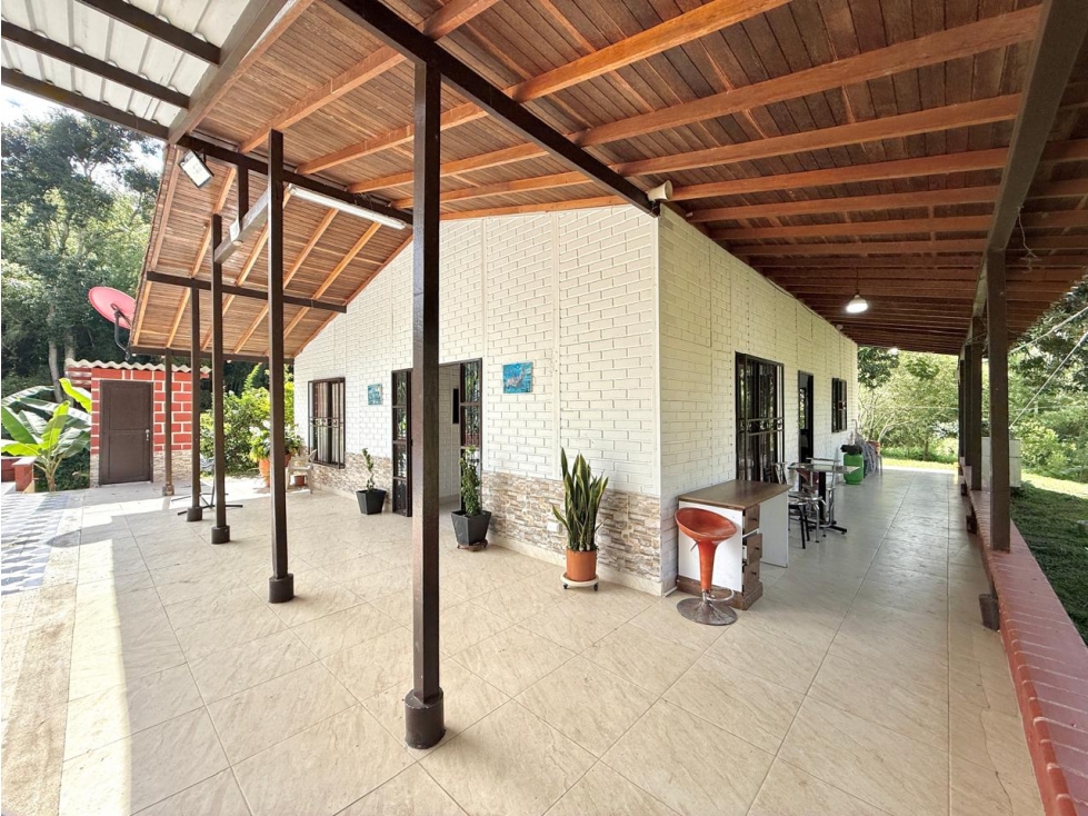 VENDO CASA CAMPESTRE CON PISCINA A 7 MINUTOS DEL CRUCERO DE COMBIA