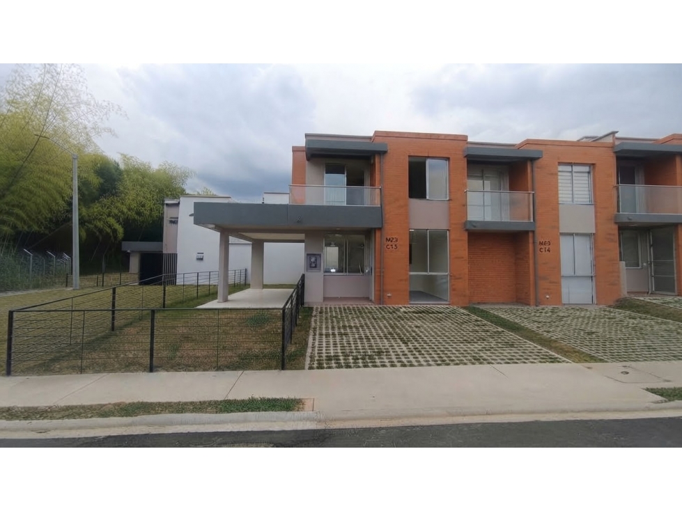 SE RENTA HERMOSA CASA NUEVA EN GALICIA DE 2 NIVELES