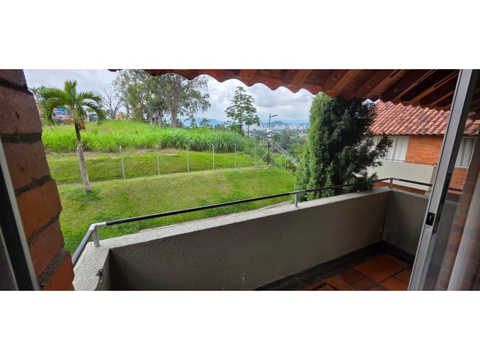VENDO AMPLIA CASA ESQUINERA REMODELADA AV SUR PEREIRA — foto 2