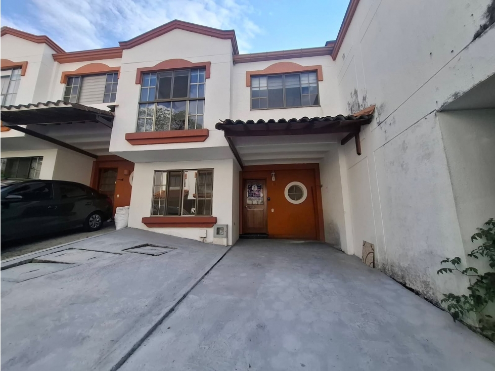 VENDO AMPLIA CASA EN ALAMOS CON 2 PARQUEDEROS