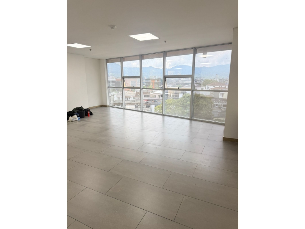 ARRIENDO HERMOSAS OFICINAS EN ALPES CON PARQUEADERO CUBIERTO — foto 4