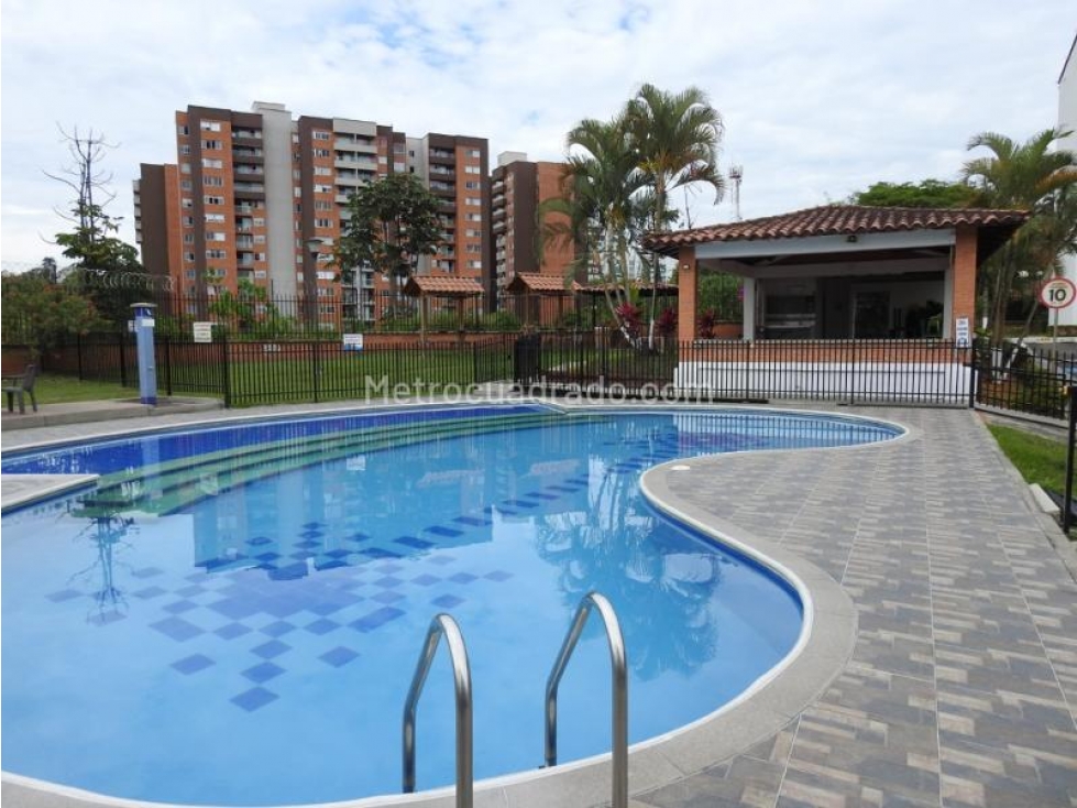 VENDO AMPLIA CASA EN CONJUNTO CERRADO EN BELMONTE