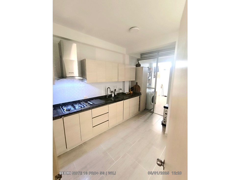 VENDO AMPLIA CASA PARA VIVIENDA O DESARROLLO DE USO COMERCIAL