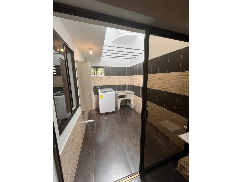 VENDO AMPLIA CASA DE TRES PISOS CON TERRAZA EN BELMONTE — foto 6