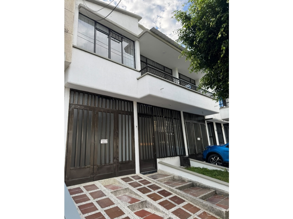 ARRIENDO AMPLIA CASA EN LA AVENIDA 30 DE AGOSTO