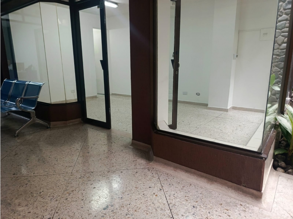 SE ARRIENDA OFICINA EN EL CENTRO - 2